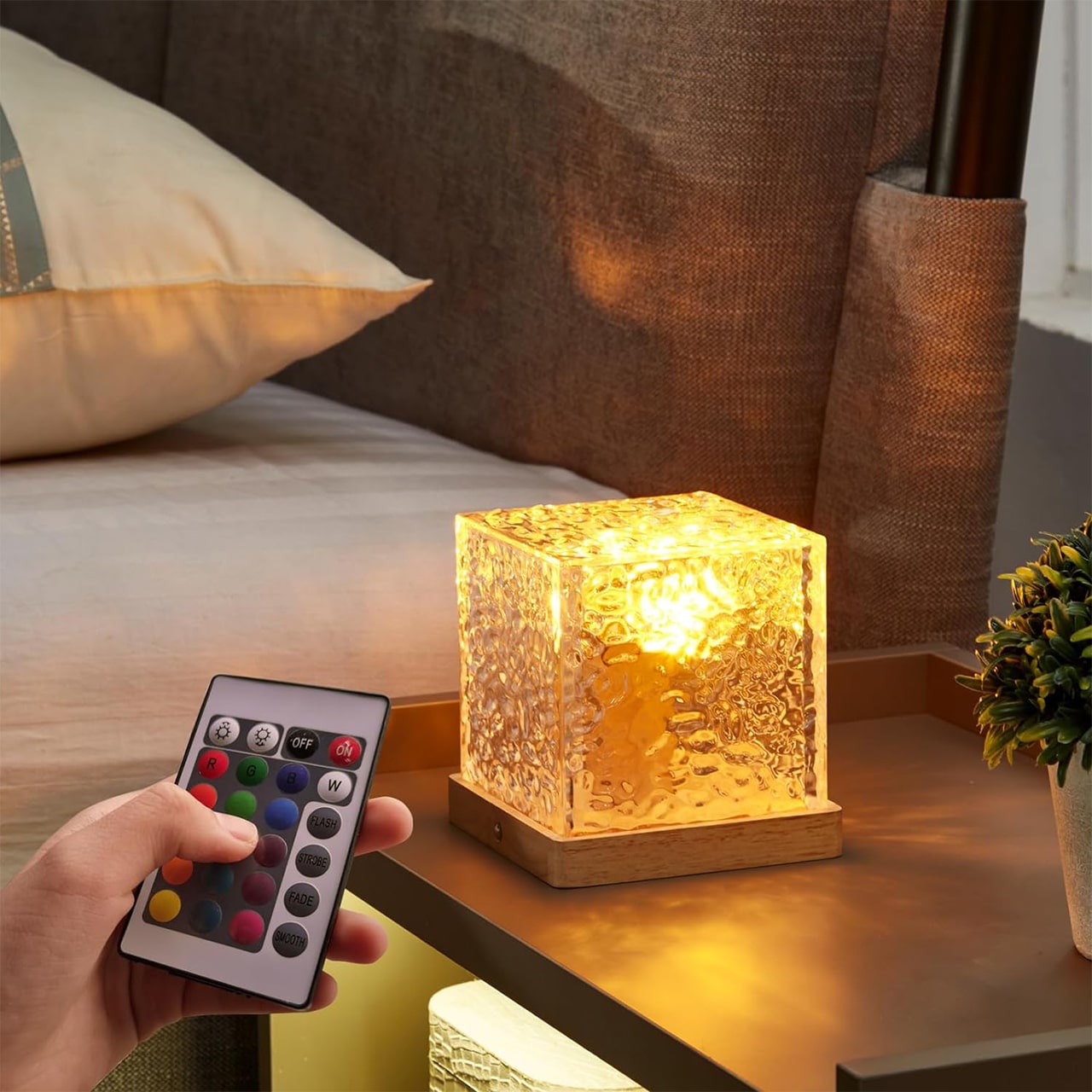 Dynamiczna lampa tworzy fale, które odbijają efekt zorzy polarnej na ścianach.