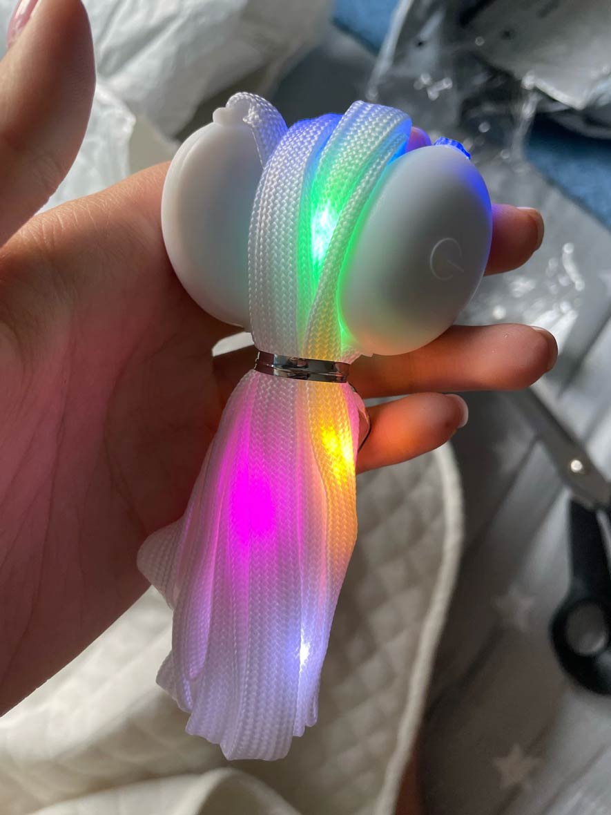 LedLaces, świecące sznurówki - białe z kolorowymi światłami ledowymi - Image 3