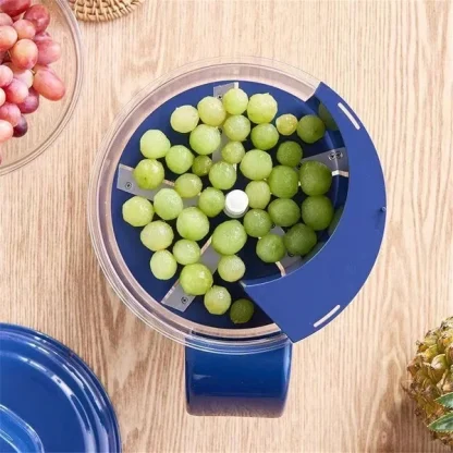Do obieraka dołączony jest także nóż, który pokroi produkt na ćwiartki!