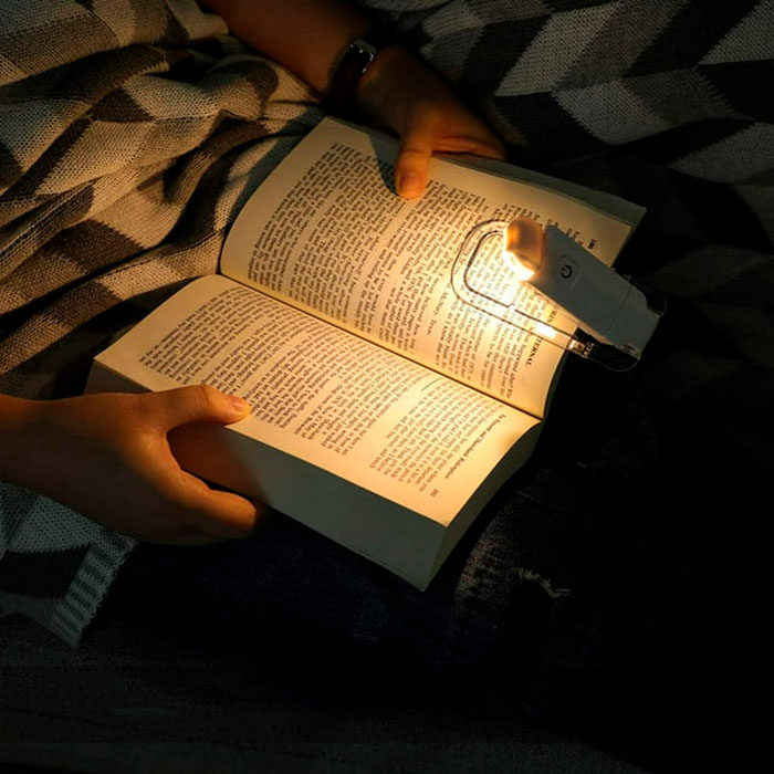 ReadLed, mini lampa LED, którą można zamontować na książce - Image 3