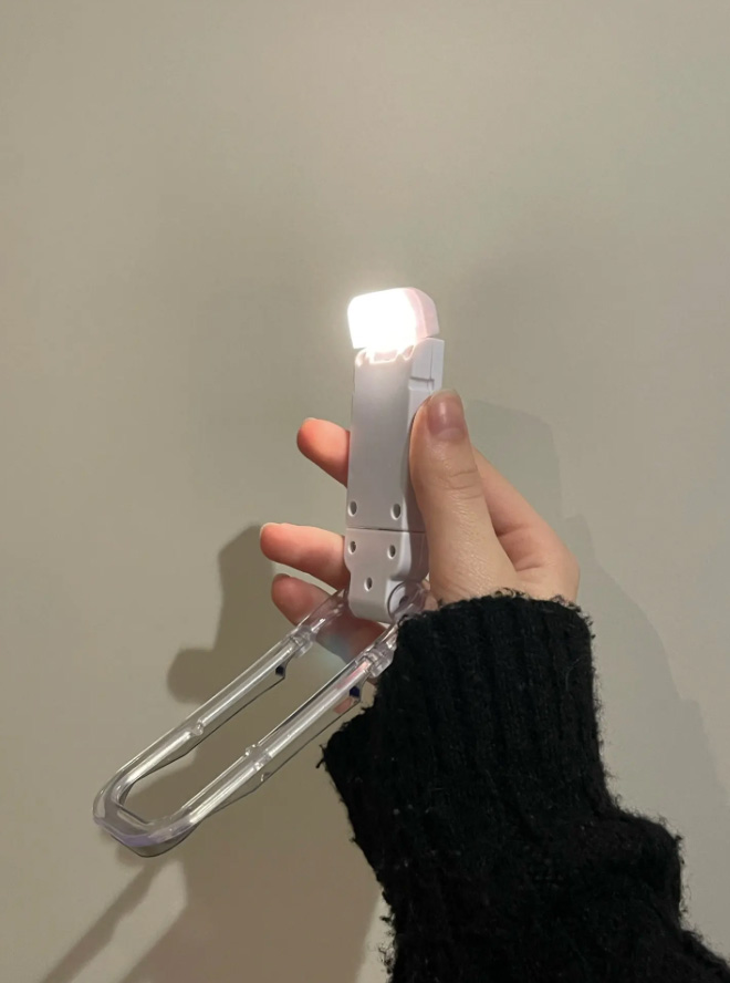 ReadLed, mini lampa LED, którą można zamontować na książce - Image 9