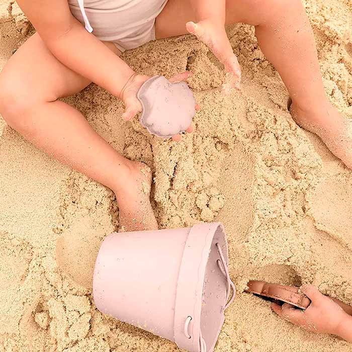 Zestaw zabawek nadaje się do zabawy w piaskownicy, na plaży, w basenie itp.