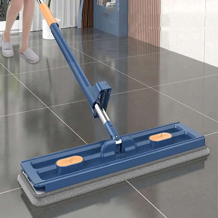 Po prostu zanurz mop w wodzie, przetrzyj nim podłogę, a następnie użyj mechanizmu do wyciśnięcia nadmiaru wody!