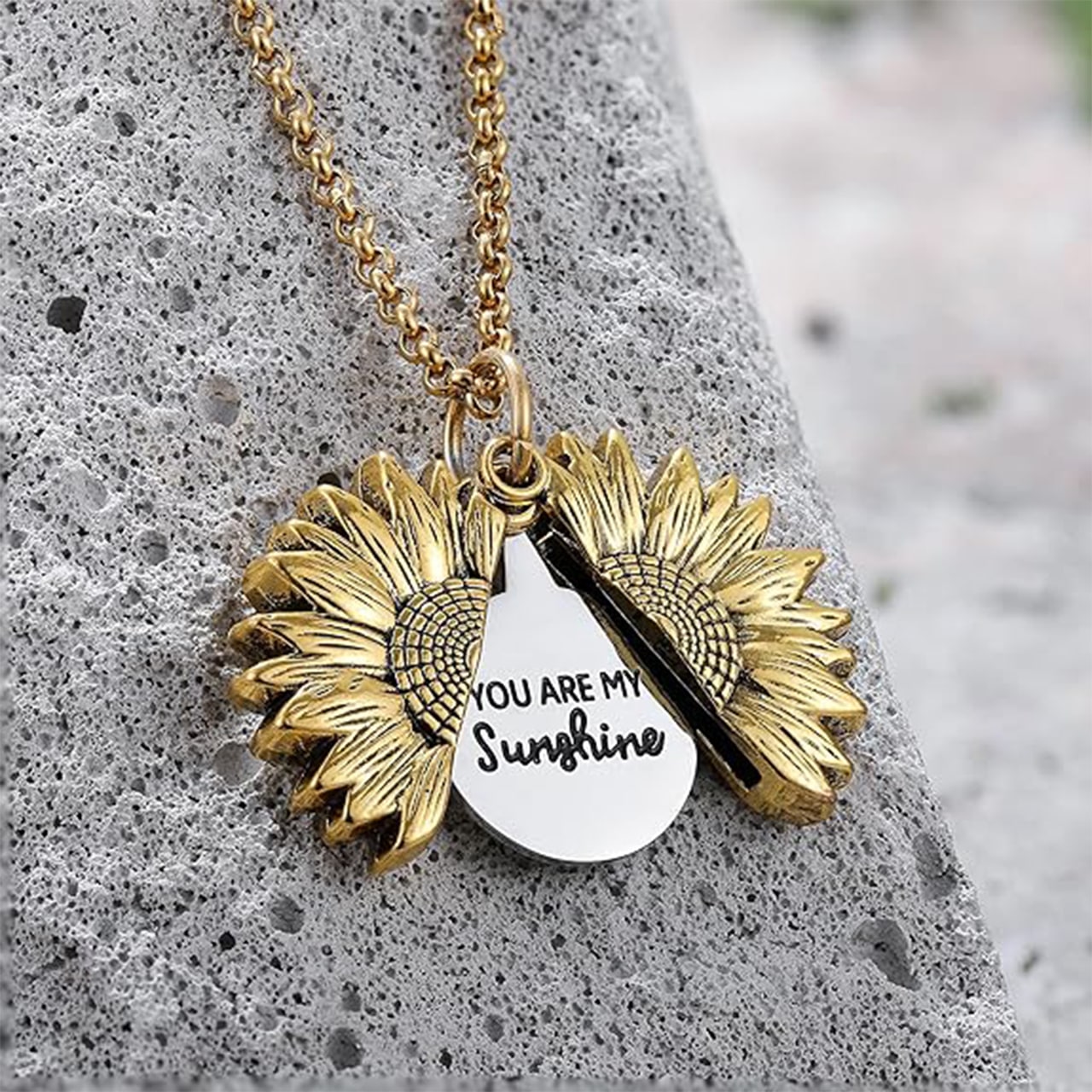 Uroczy motyw słonecznika i angielska inskrypcja "You are my sunshine".