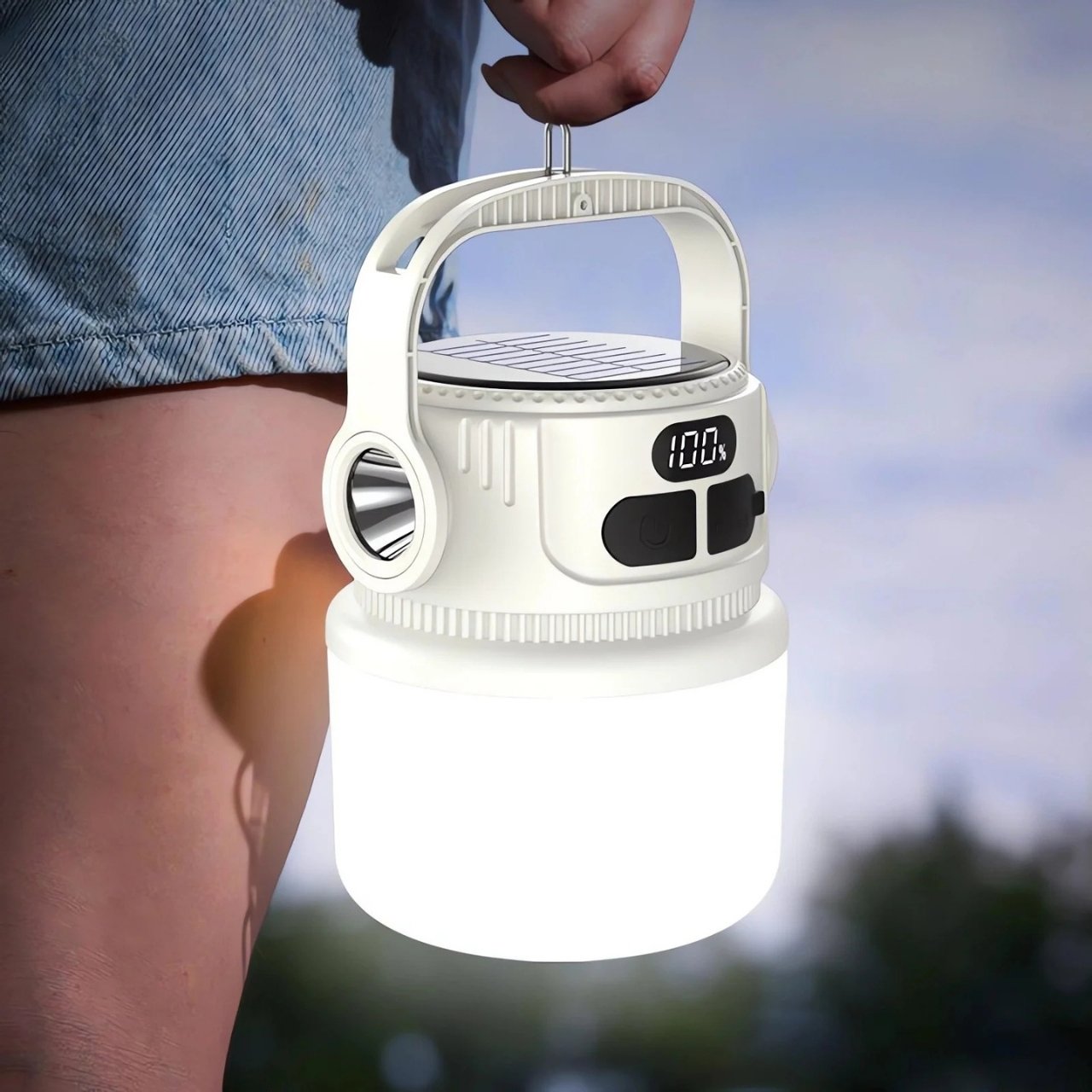 Dzięki energii słonecznej pozostajesz niezależny od źródeł zasilania, a port USB umożliwia szybkie ładowanie urządzeń mobilnych.